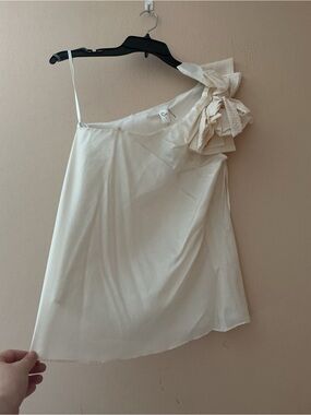 Sleeveless 100% Silk Cream One-Shoulder Floral Detail Blouse